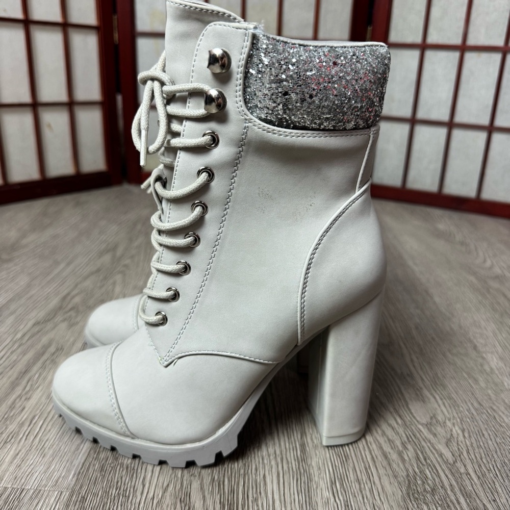 NEW in BOX Glitter Accent Chinky Heel Lace-Up Ankle Boots Sz 9 - Picture 5 of 9